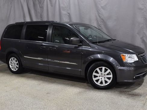 Used 2016 Chrysler Town & Country Touring image 4