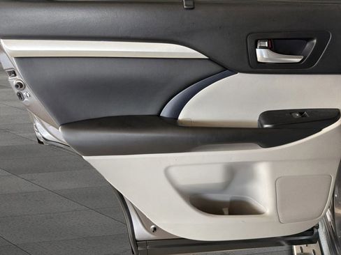 Used 2019 Toyota Highlander XLE FWD image 12