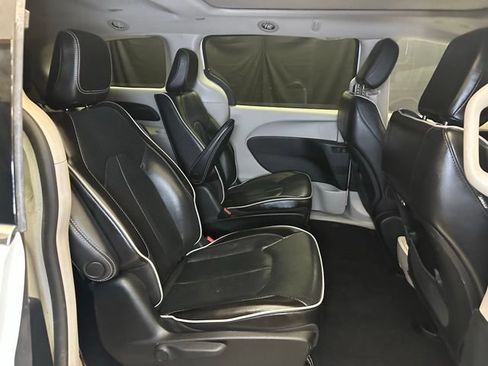 Used 2023 Chrysler Pacifica Limited FWD image 18