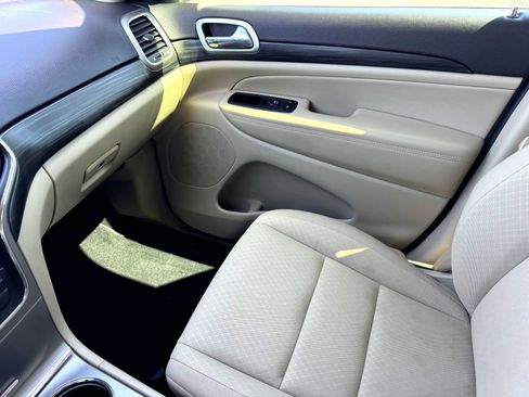 Used 2021 Jeep Grand Cherokee Laredo w/ Security & Convenience Group image 27