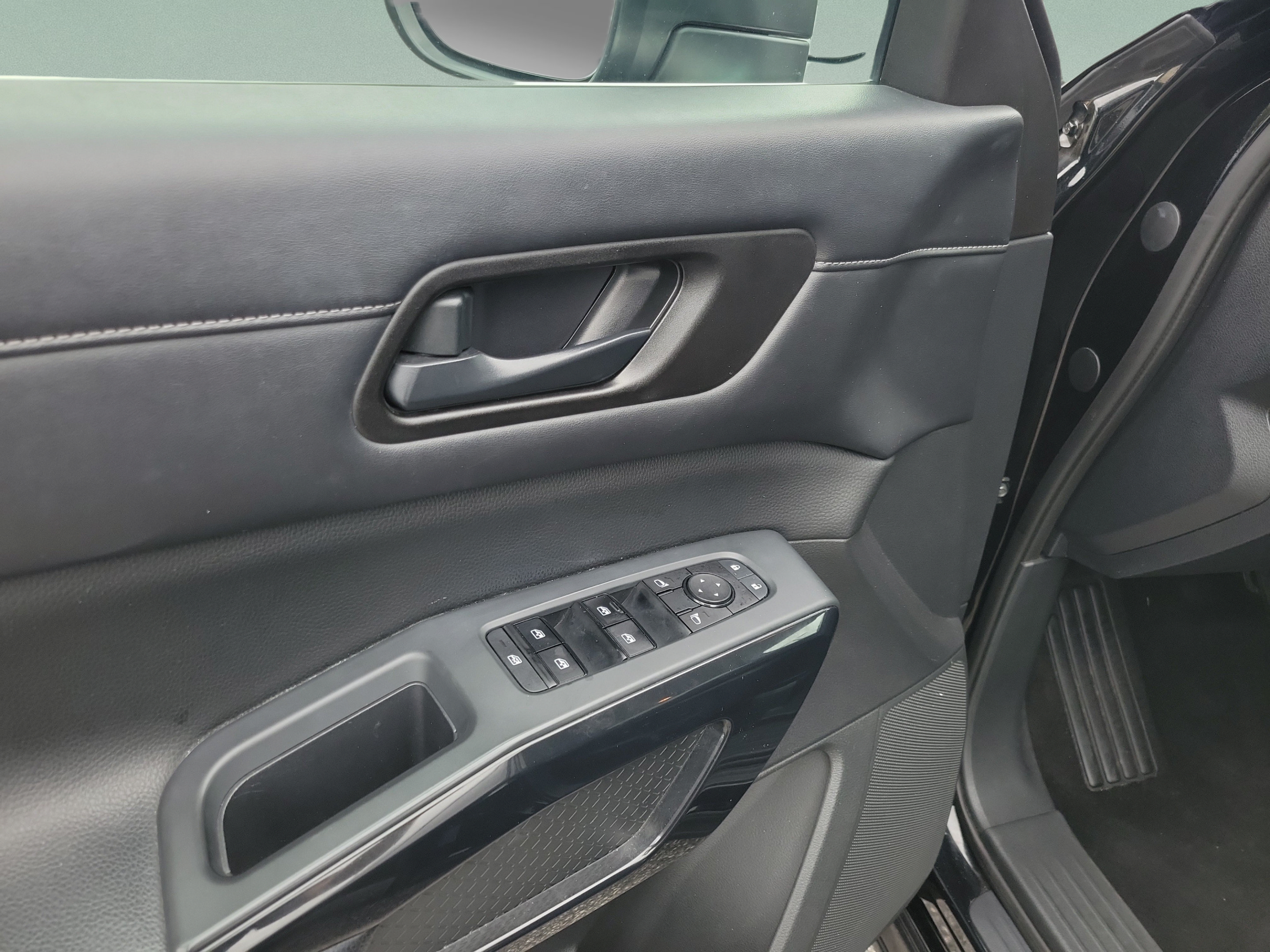 Used 2023 Nissan Pathfinder SV AWD/4WD image 26
