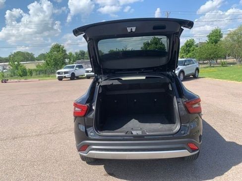 Used 2025 Chevrolet Trax LT FWD image 28