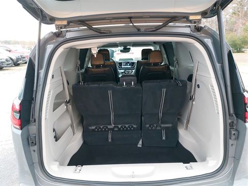 Used 2022 Chrysler Pacifica Touring-L image 11