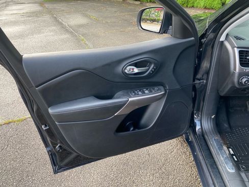 Used 2019 Jeep Cherokee Limited AWD/4WD image 10
