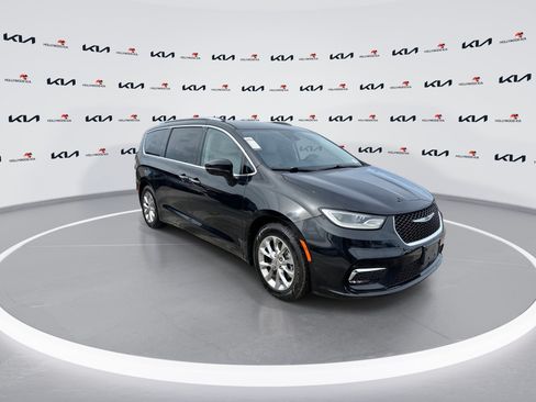 Used 2021 Chrysler Pacifica Touring-L FWD image 2