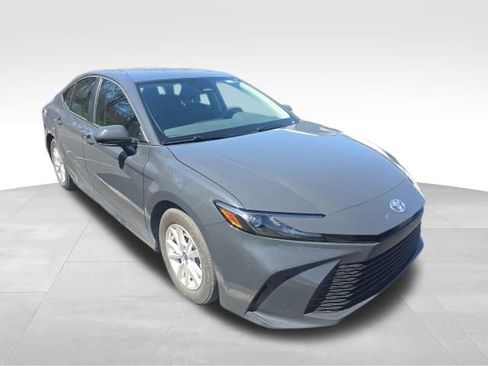Used 2025 Toyota Camry LE image 5