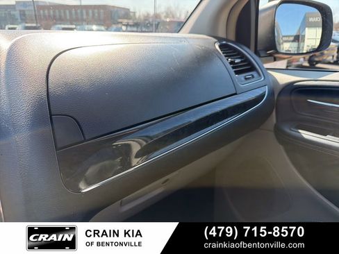 Used 2016 Chrysler Town & Country Touring image 31