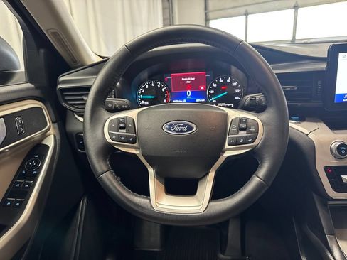 Used 2023 Ford Explorer XLT AWD/4WD image 14