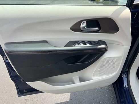 Used 2019 Chrysler Pacifica Touring-L Plus FWD image 20