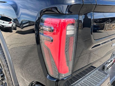Used 2025 GMC Sierra 2500 AT4 w/ AT4 Premium Plus Package AWD/4WD image 29