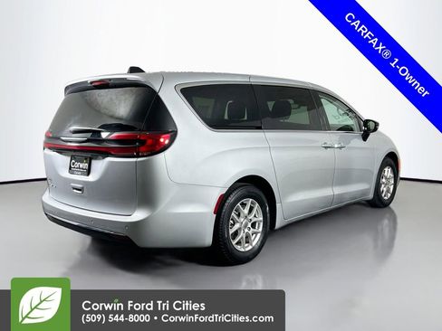 Used 2024 Chrysler Pacifica Touring-L image 15