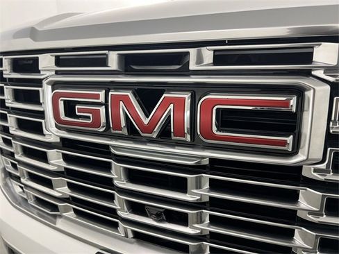 Used 2025 GMC Yukon Denali w/ Denali Reserve Package image 32