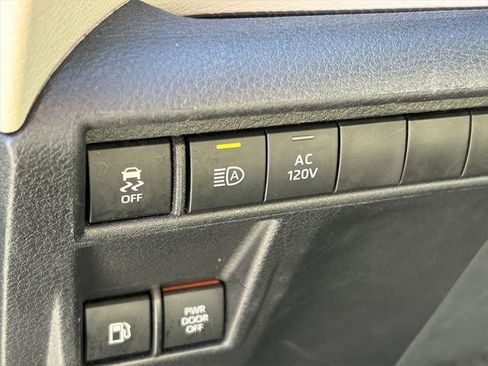 Certified 2023 Toyota Sienna XLE image 32