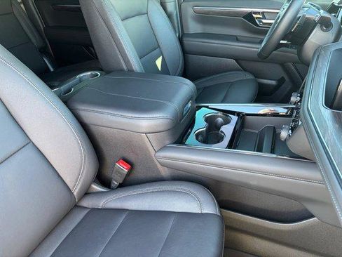 Used 2025 Chevrolet Suburban Z71 w/ Comfort Package image 12