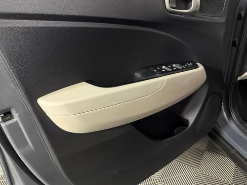 Used 2025 Hyundai Venue SEL FWD image 23
