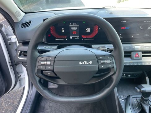 Used 2025 Kia K4 LXS image 27