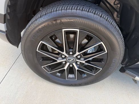 Used 2025 Lexus GX 550 w/ Cold Area Package AWD/4WD image 11