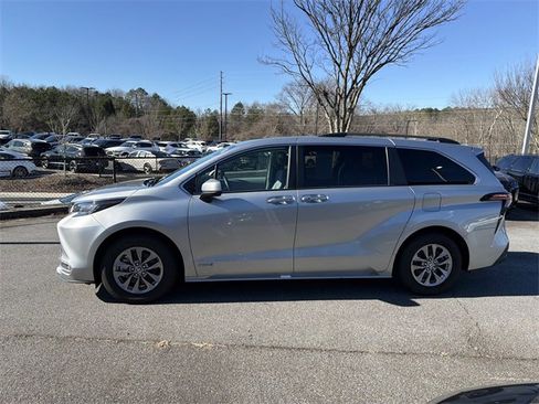 Used 2021 Toyota Sienna XLE image 4