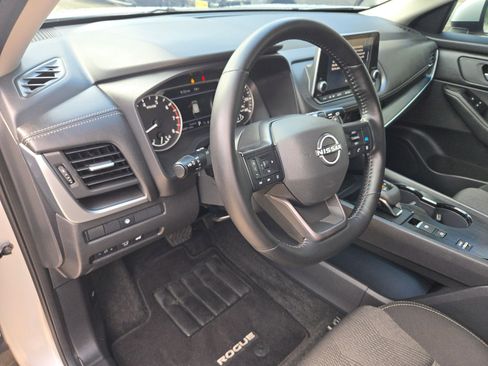 Certified 2025 Nissan Rogue SV FWD image 10