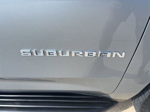 Used 2025 Chevrolet Suburban LT image 6