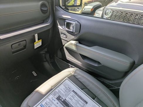 New 2025 Jeep Gladiator Mojave w/ Convenience Group image 15