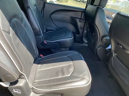 Used 2025 Chrysler Pacifica Limited FWD image 34