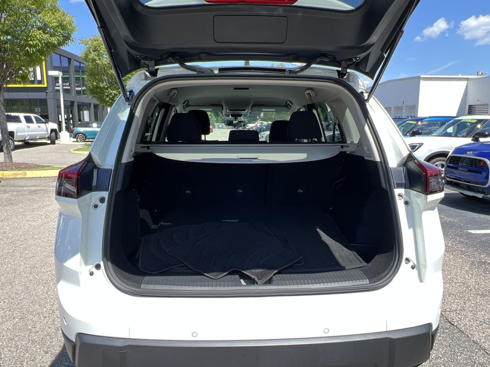 Used 2025 Nissan Rogue S AWD/4WD image 24