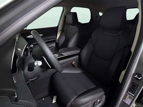 Used 2025 Genesis G70 3.3T Advanced w/ Sport Prestige Package image 19