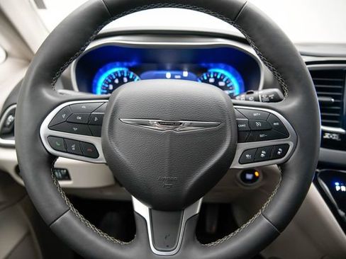 Used 2024 Chrysler Pacifica Touring-L image 32