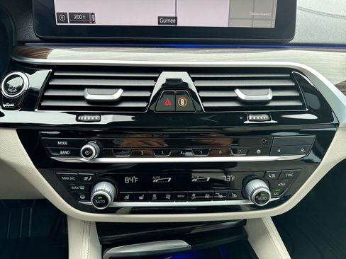 Used 2021 BMW M550i xDrive image 21