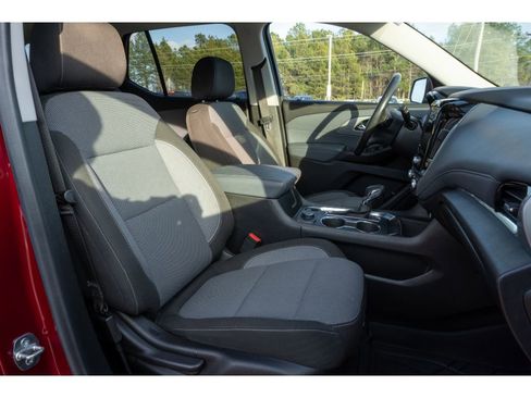 Used 2021 Chevrolet Traverse LT image 18