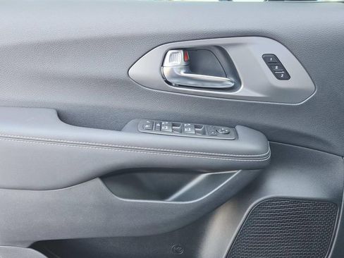 New 2026 Chrysler Pacifica Select FWD image 31