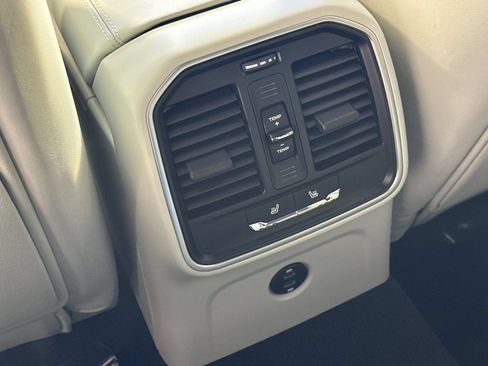 Certified 2025 Porsche Macan AWD/4WD image 15