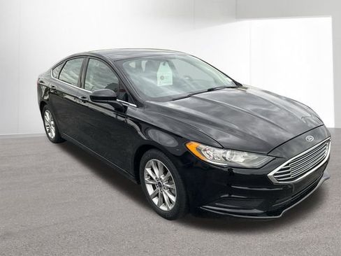 Used 2017 Ford Fusion SE w/ Fusion SE Technology Package FWD image 3
