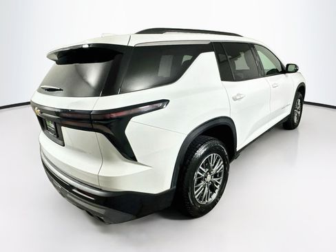 Used 2025 Chevrolet Traverse LT FWD image 9