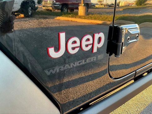 Used 2025 Jeep Wrangler Unlimited Rubicon w/ Technology Group image 11