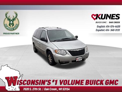 Used 2007 Chrysler Town & Country Touring image 1