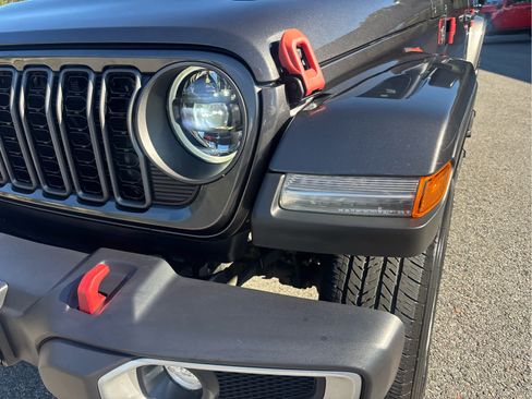 Used 2024 Jeep Gladiator Sport AWD/4WD image 11