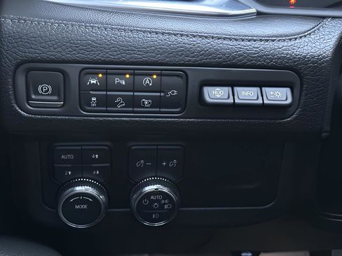 Used 2022 GMC Yukon XL Denali image 27