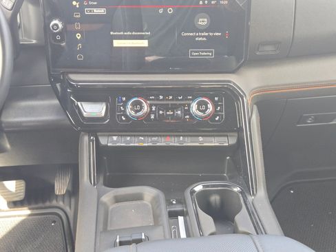 Used 2025 GMC Sierra 2500 AT4 AWD/4WD image 18