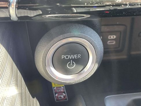 Used 2023 Toyota Venza XLE image 30