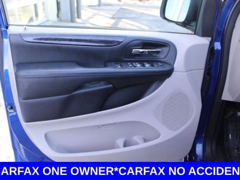 Used 2019 Dodge Grand Caravan SE w/ UConnect Hands-Free Group image 16