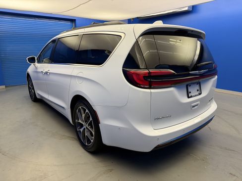 Used 2022 Chrysler Pacifica Limited w/ Uconnect Theater Family Group FWD image 5