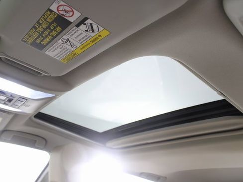 Used 2021 Toyota RAV4 XLE Premium image 10