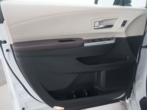 Used 2023 Toyota Sienna Platinum image 23