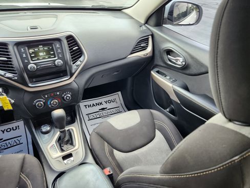Used 2018 Jeep Cherokee Latitude w/ Altitude Package image 16