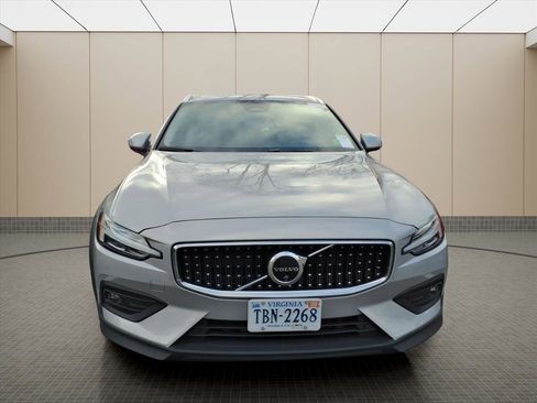 Used 2025 Volvo V60 B5 Cross Country Plus image 4