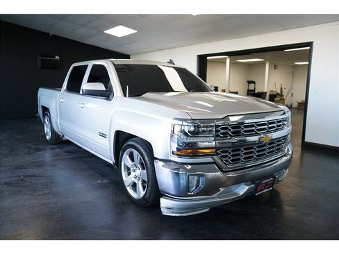 Used 2018 Chevrolet Silverado 1500 LT w/ Texas Edition RWD image 9