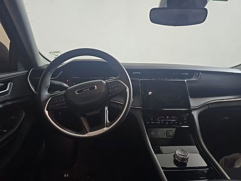 Used 2023 Jeep Grand Cherokee Laredo image 6