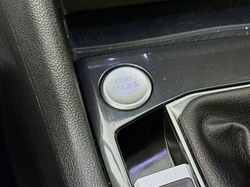 Used 2023 Volkswagen Tiguan SE w/ Panoramic Sunroof Package image 19